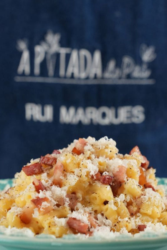 Imagem de um ângulo aproximado do prato com a Carbonara Saudável e Cremosa sem natas. Cruação do Chef Rui Marques, autor do Blogue A Pitada do Pai.