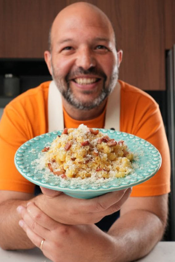 Imagem do Rui Marques autor da Pitada do Pai a segurar um prato de uma Carbonara Saudável e Cremos sem natas. Uma receita deliciosa.