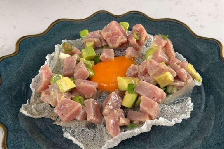 ovo frito com tártaro de atum