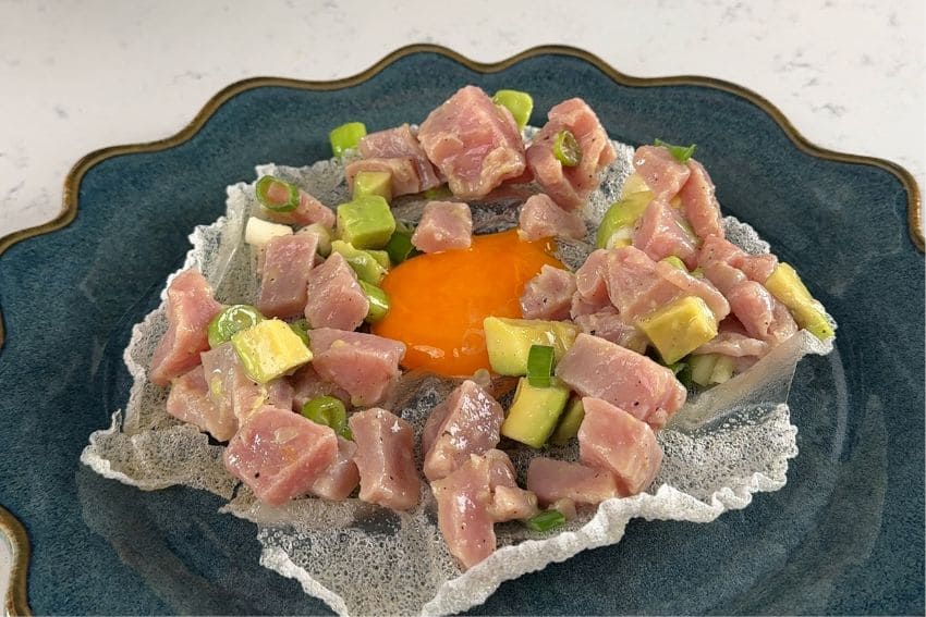 ovo frito com tártaro de atum
