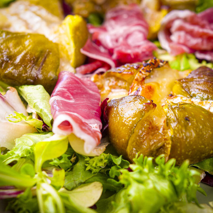 Salada figos assados com queijo de cabra e presunto