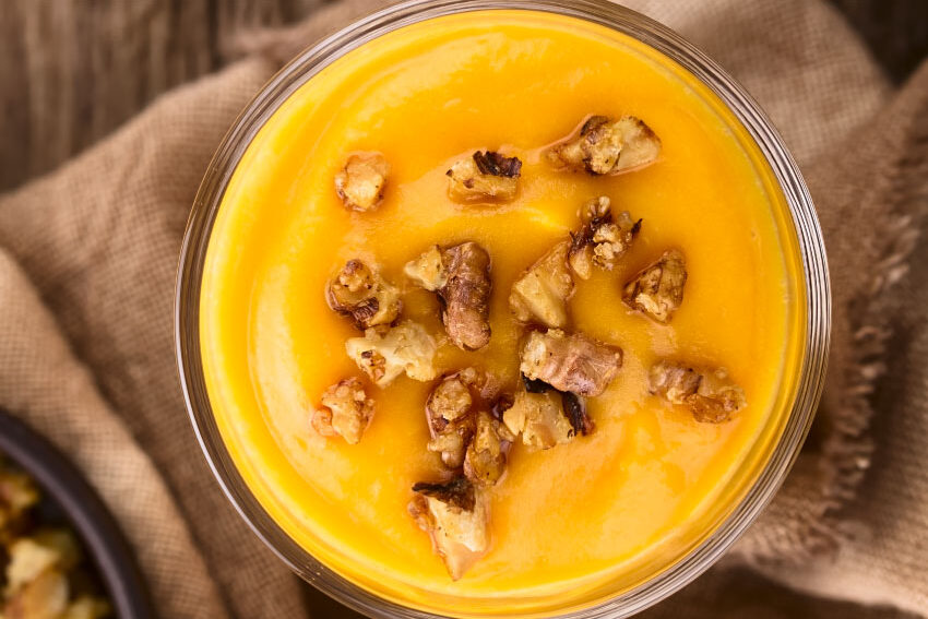 Sopa cremosa de abóbora com topping crocante de castanha
