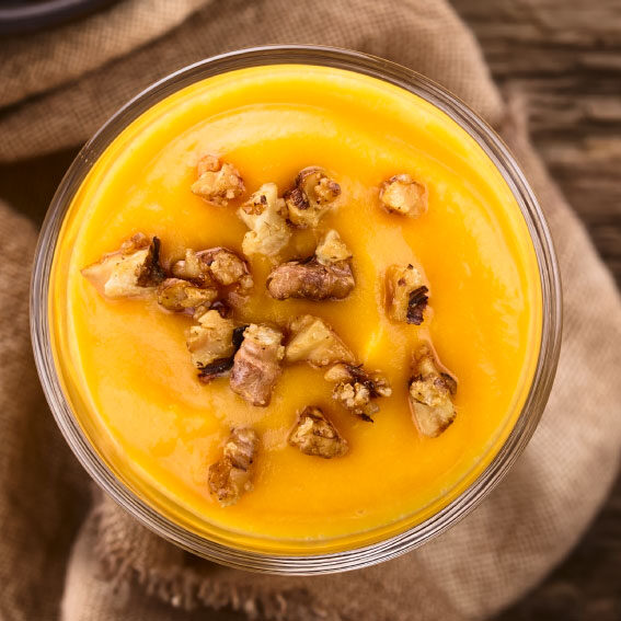 Sopa cremosa de abóbora com topping crocante de castanha