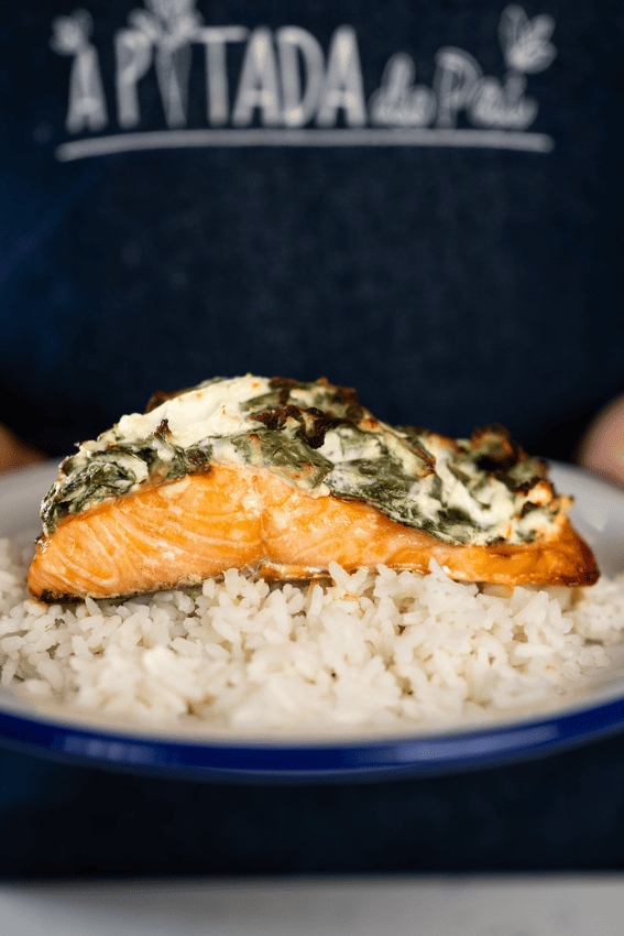 salmão com espinafres na air fryer