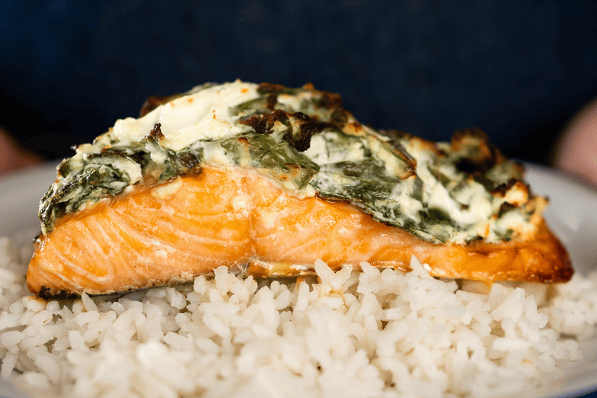 salmão com espinafres na air fryer