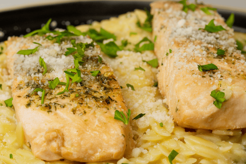 salmão com massa cremosa