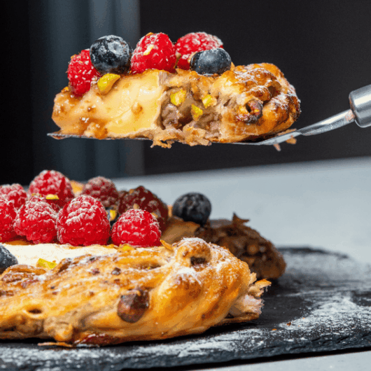 coroa de natal folhada com queijo camembert
