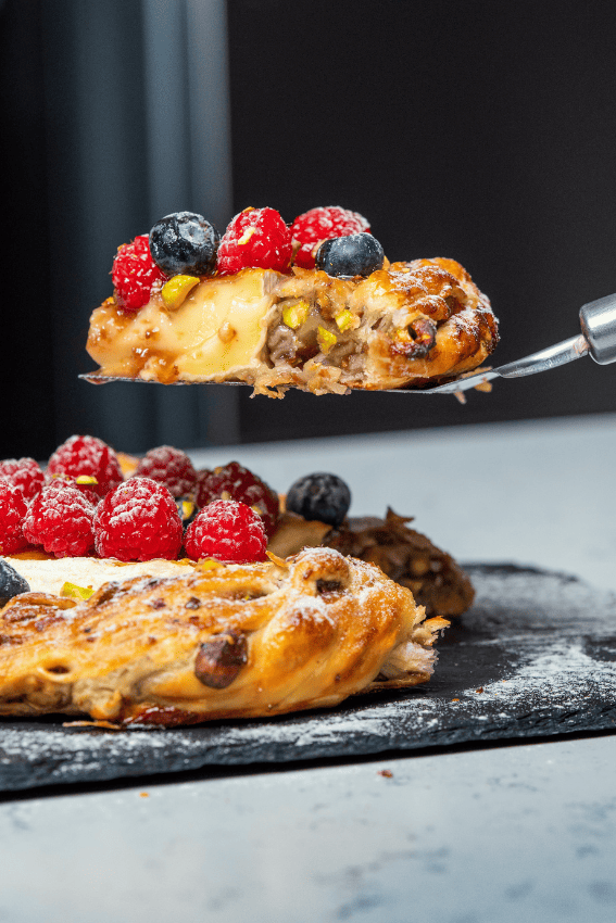 coroa de natal folhada com queijo camembert