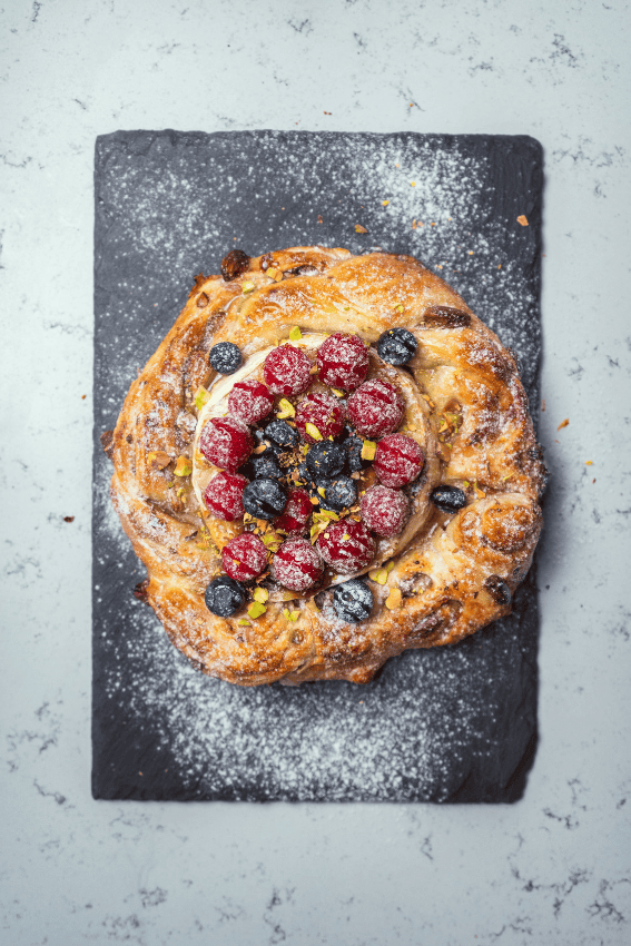 coroa de natal folhada com queijo camembert