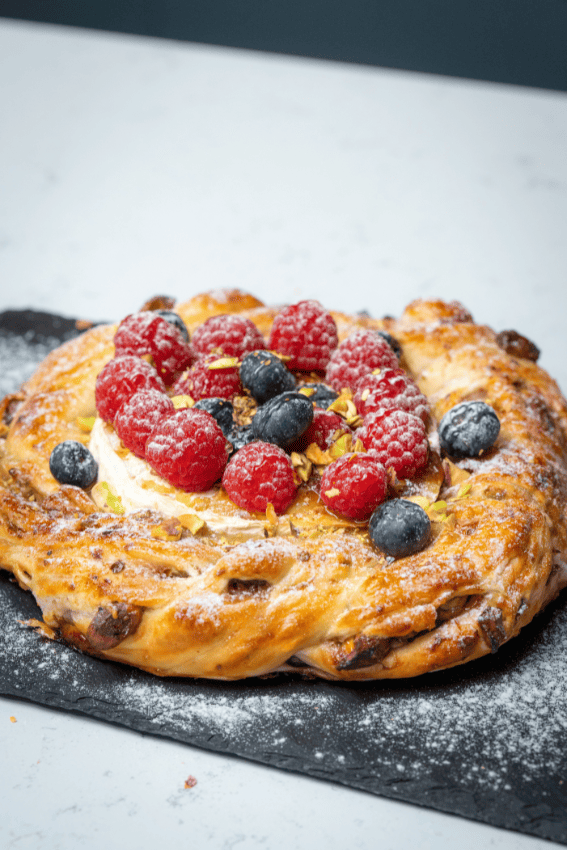 coroa de natal folhada com queijo camembert