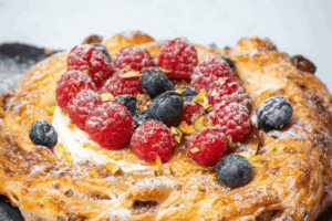 coroa de natal folhada com queijo camembert
