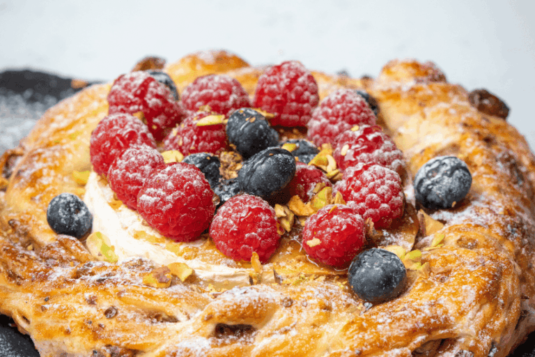 coroa de natal folhada com queijo camembert