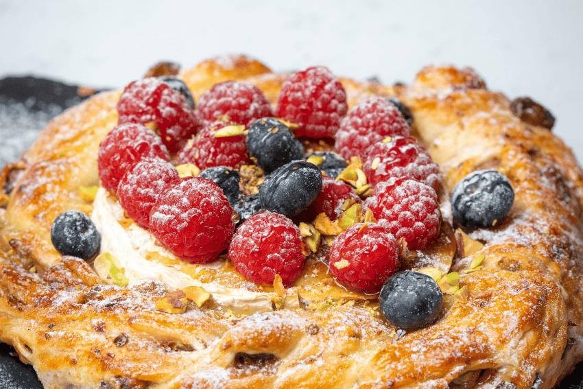 coroa de natal folhada com queijo camembert