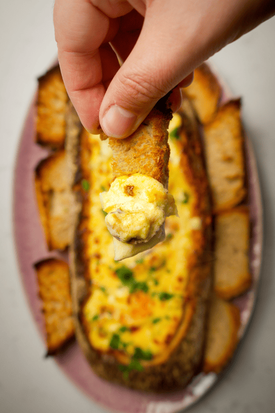 Pão recheado de marisco com molho de queijo