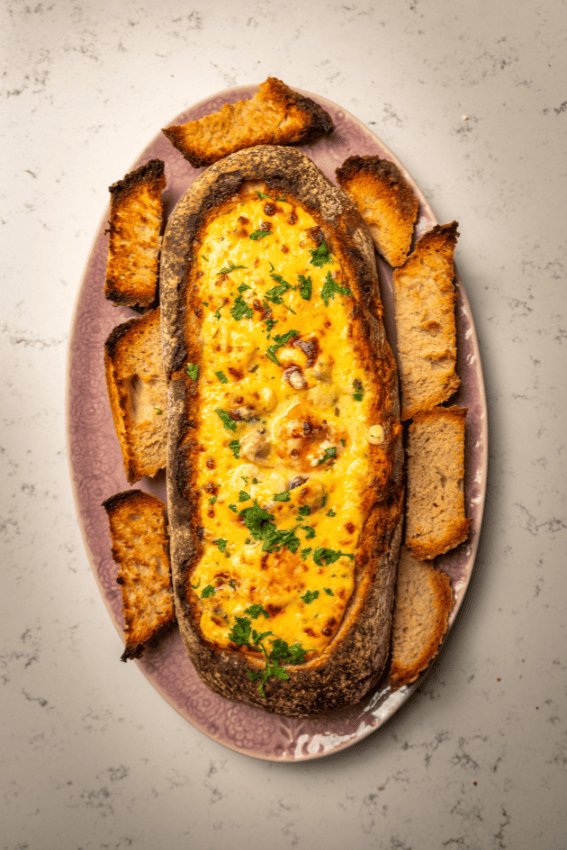 Pão recheado de marisco com molho de queijo