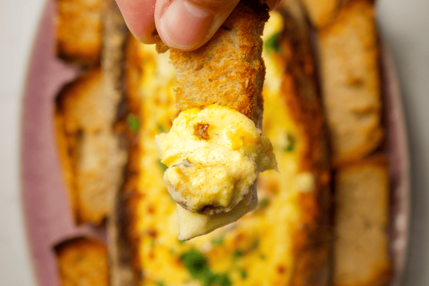 Pão recheado de marisco com molho de queijo