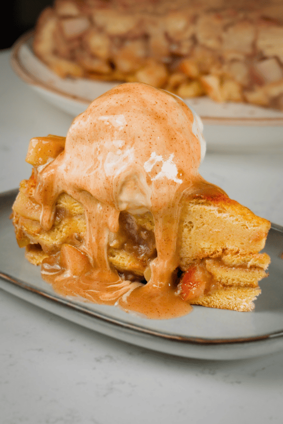 Pudim de rabanadas com caramelo de maçã