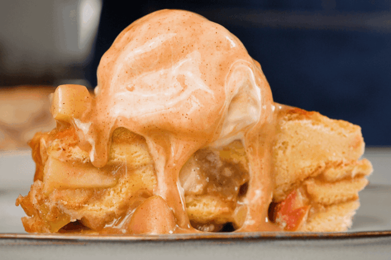 Pudim de rabanadas com caramelo de maçã