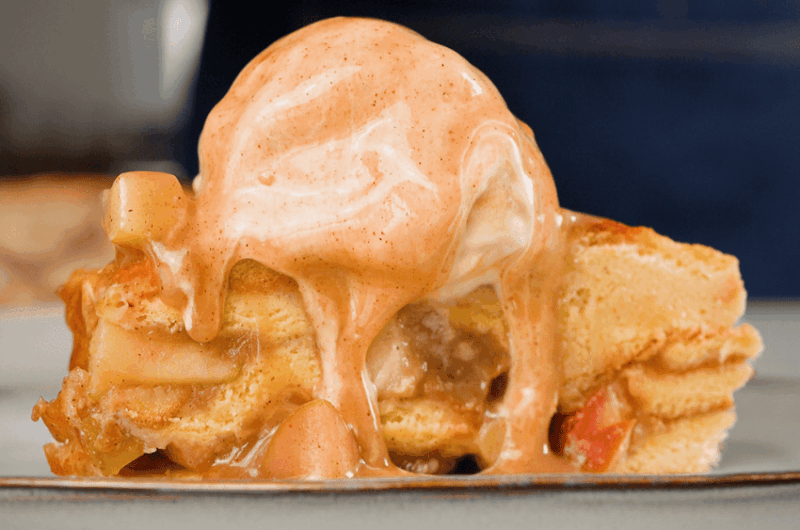 Pudim de rabanadas com caramelo de maçã