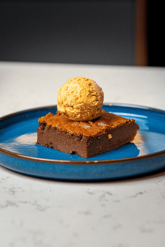 Quadradinhos de chocolate com noz e bola de gelado