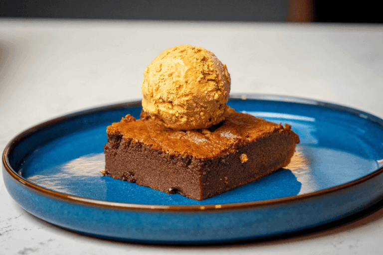 Quadradinhos de chocolate com noz e bola de gelado