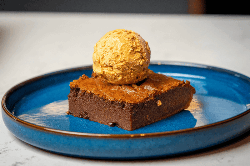 Quadradinhos de chocolate com noz e bola de gelado