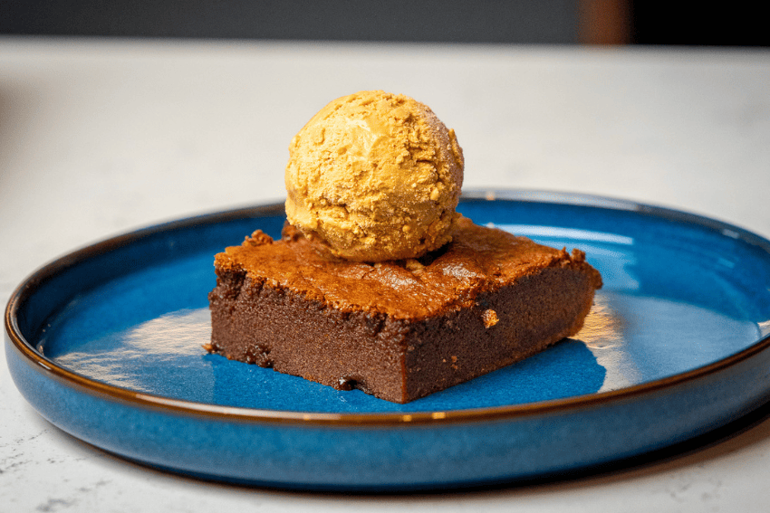 Quadradinhos de chocolate com noz e bola de gelado