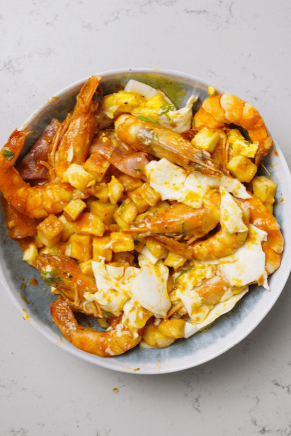 ovos rotos de camarão e tomate