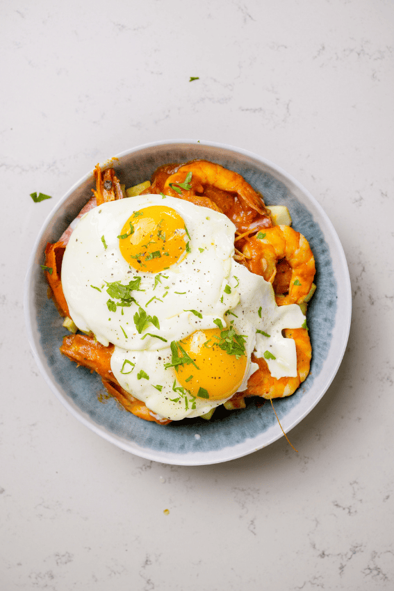 ovos rotos de camarão e tomate