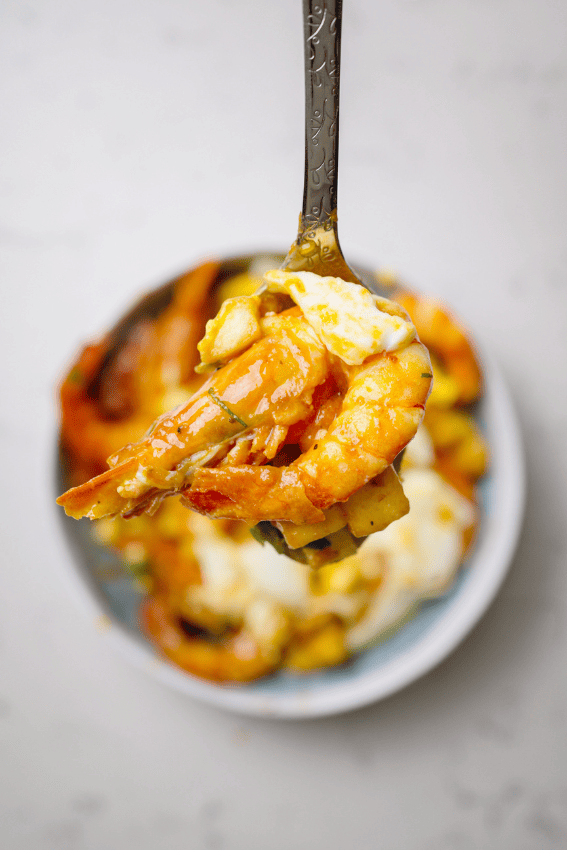 ovos rotos de camarão e tomate