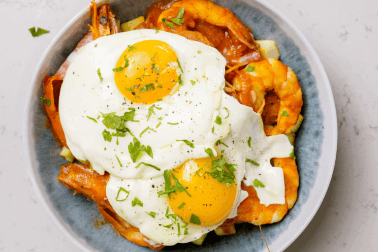 ovos rotos de camarão e tomate