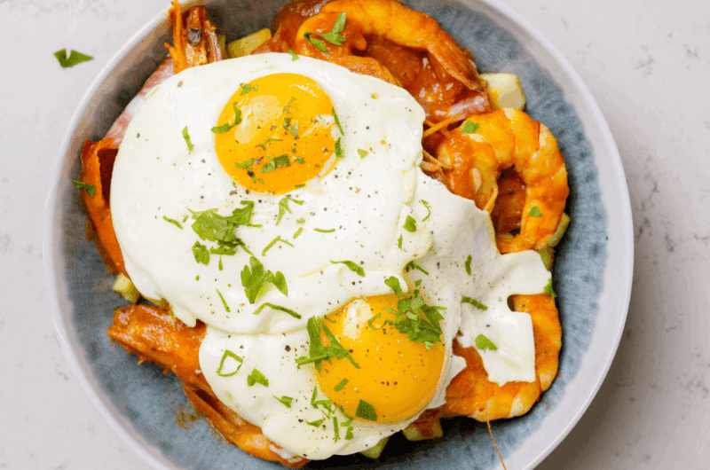 ovos rotos de camarão e tomate