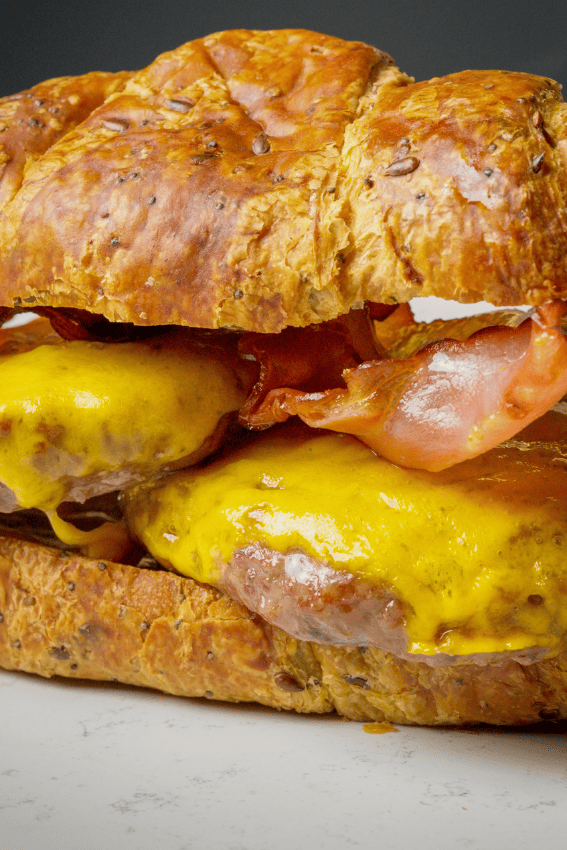 cheeseburguer croissant na air fryer