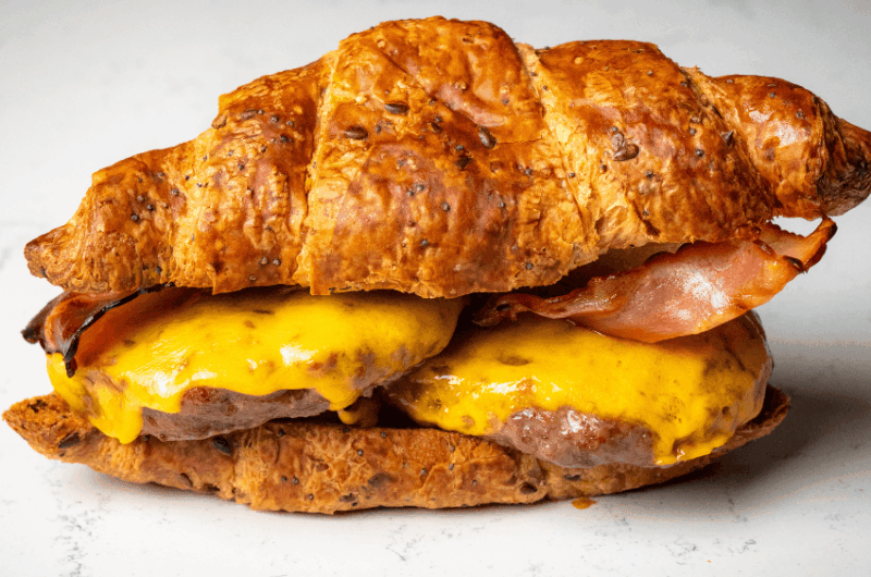 cheeseburguer croissant na air fryer