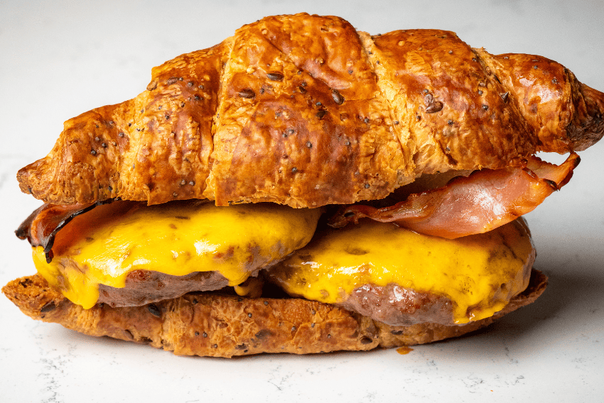 cheeseburguer croissant na air fryer