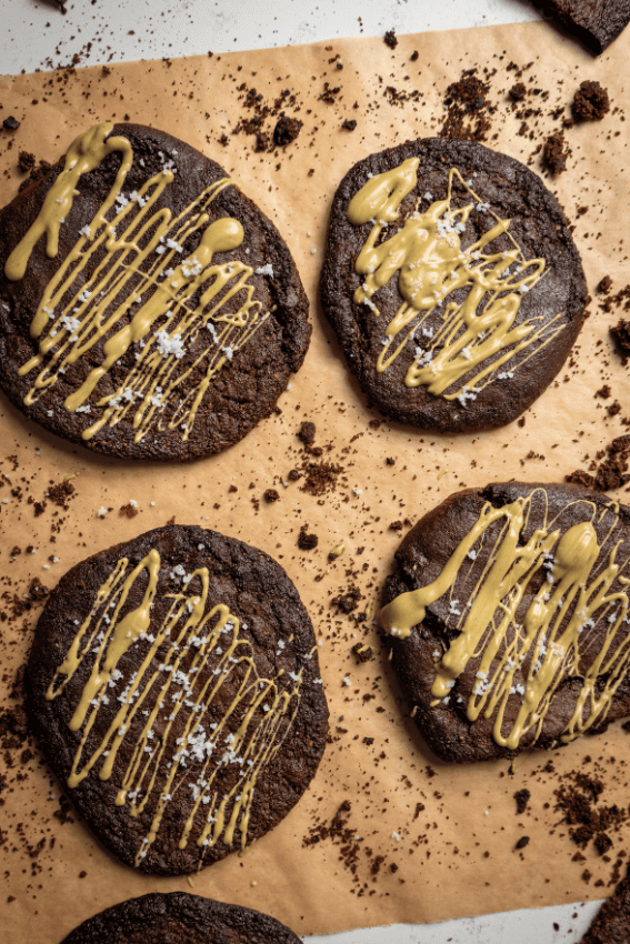 cookies com sabor a brownie e pistáchios na air fryer