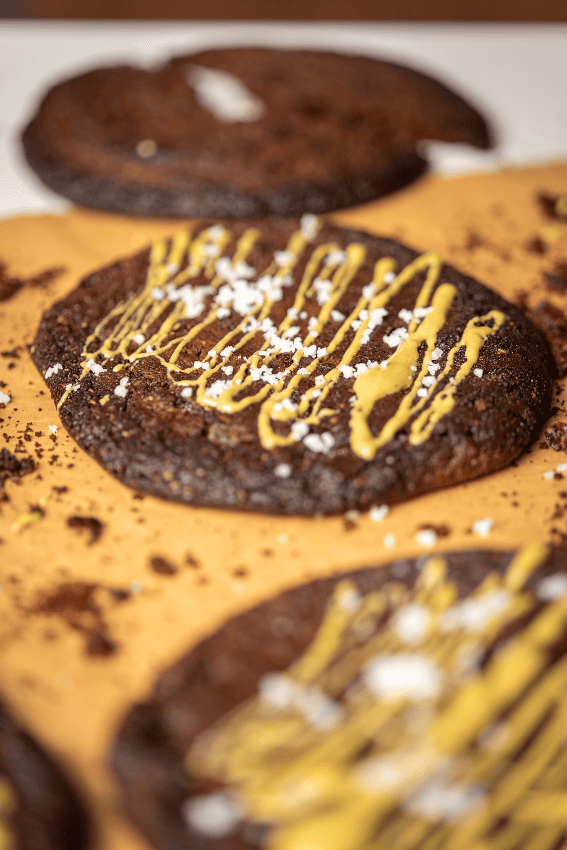 cookies com sabor a brownie e pistáchios na air fryer