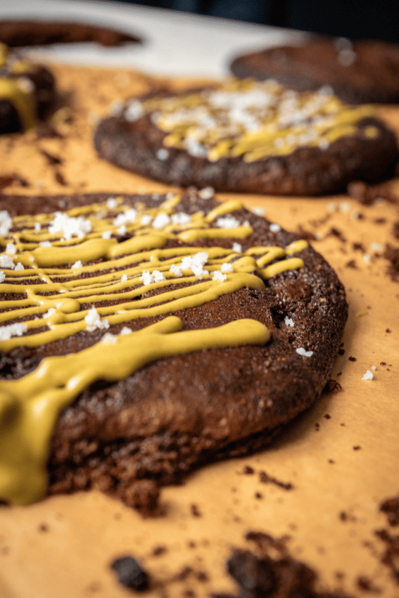 cookies com sabor a brownie e pistáchios na air fryer